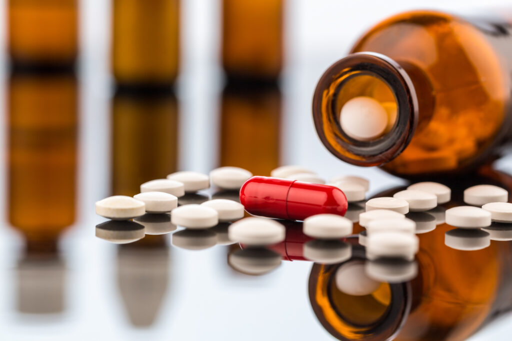 Verschillende medicijnen op een glazen tafel