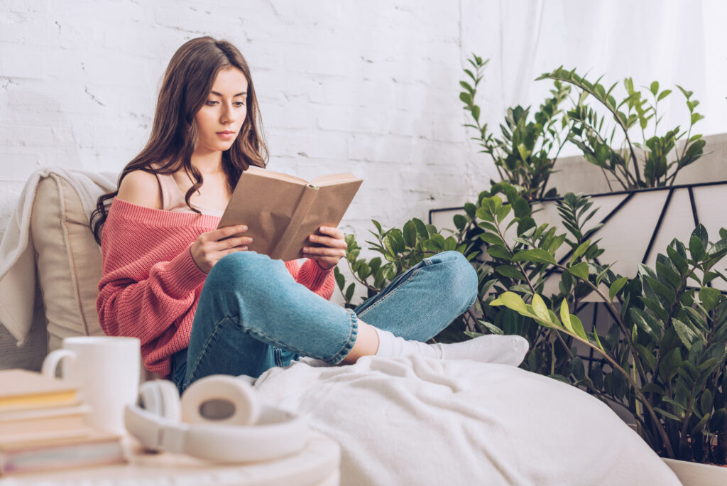 Vrouw die een boek leest