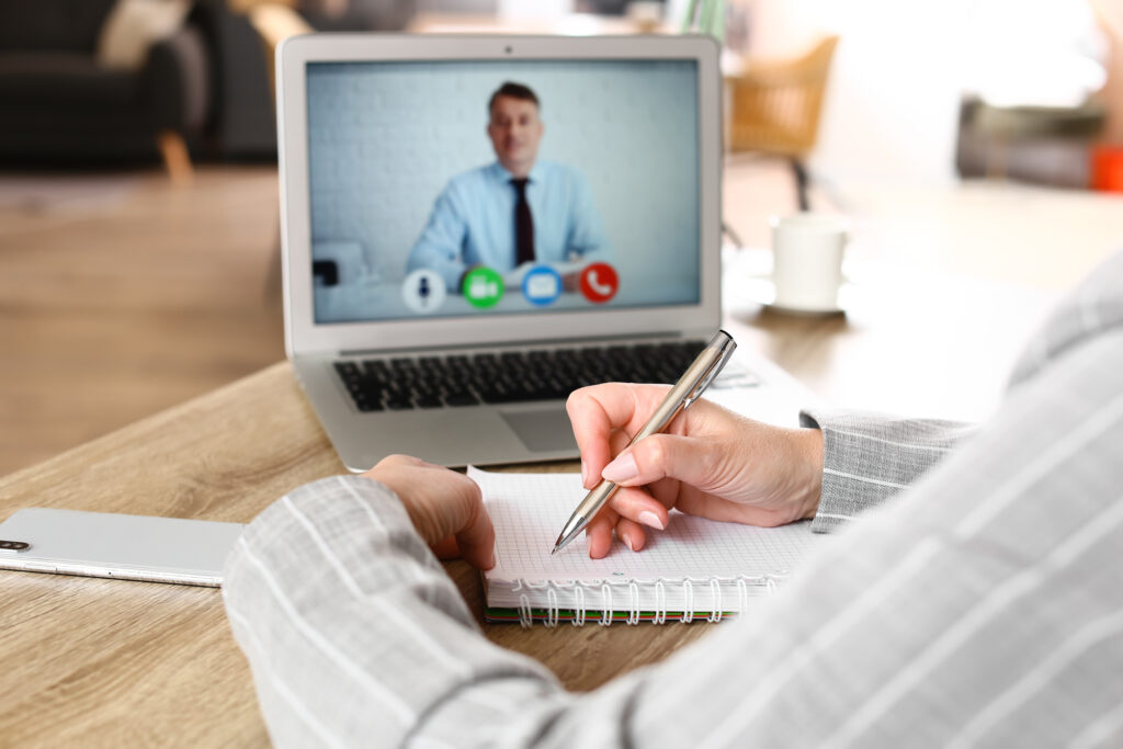 Een online meeting waarbij er notities worden gemaakt