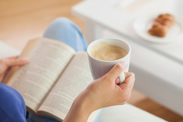 Vrouw leest zelfhulpboeken bij het stoppen met roken