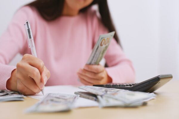 Vrouw berekent haar budget na de prijsverhoging in April
