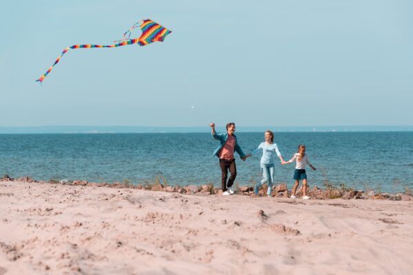 Gezin dat van de vakantieperiode geniet na het stoppen met roken