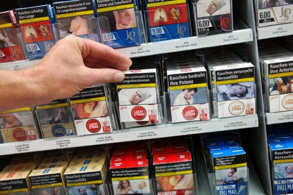 Kassière pakt tabaksproducten uit de supermarkt