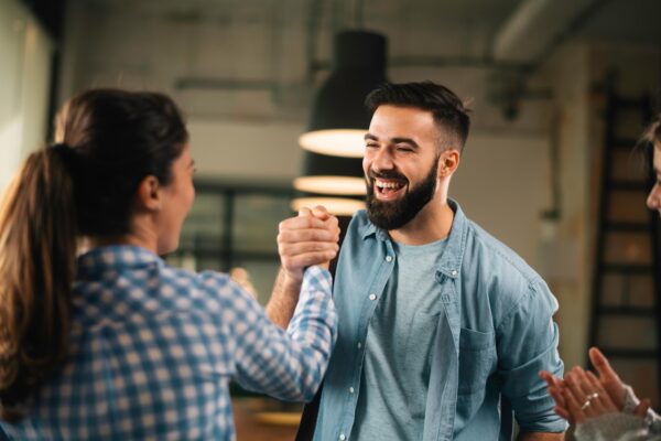 Stop-buddies geven elkaar een high five