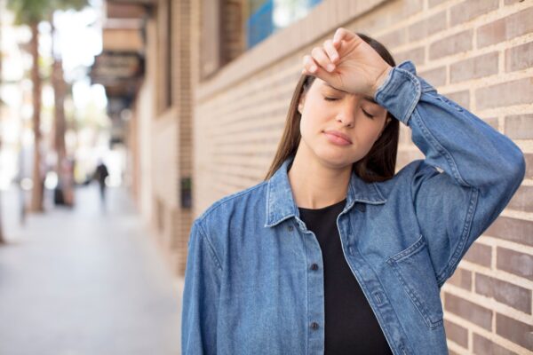 vrouw met nicotinevergiftiging voelt zich niet goed