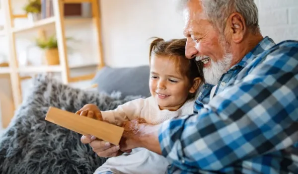 Man zonder kanker na het stoppen met roken met zijn kleinkind
