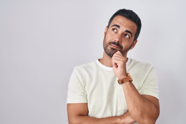 man nadenkend over fabels en feiten over roken.