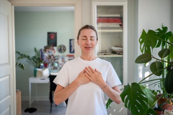 Vrouw voelt zich beter na een medische ingreep doordat ze is gestopt met roken.