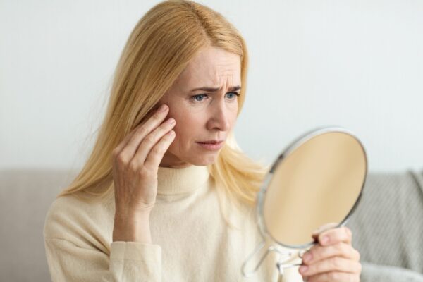 Blonde vrouw wil door haar huid stoppen met roken