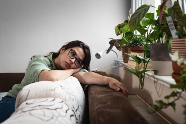 vrouw op de bank baalt van de hunkering naar een sigaret.