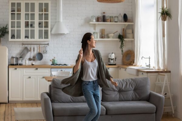 Vrouw vol energie door het herstel na de eerste rookrvrije maand